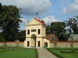 Brama XVIII-wiecznego zespołu klasztornego bernardynów
