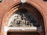 Płaskorzeźba na frontonie kościoła parafialnego