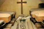 Święty Krzyż w katakumbach klasztornych