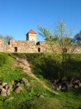 Pozostałości zamku krzyżackiego w Szczytnie, w tle wieża ratusza.