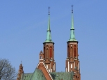 Strzeliste wieże neogotyckiej katedry siedleckiej