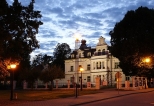 Pałac Buchholtzów nocą.