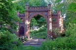 Neogotycka brama pałacowa w Kryłowie