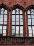 Okna neogotyckiego budynku