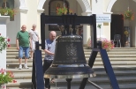 Kalwaria Pacławska - Dzwon przed sanktuarium