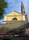 Poewangelicki kościół z XVIII w. z neogotycką wieżą z wieku XIX