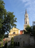 Poewangelicki kościół z XVIII w. z neogotycką wieżą z wieku XIX