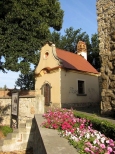 Kaplica wbudowana w mury obronne miasta