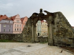 Brama przed bolesławiecką bazyliką z widokiem na starówkę
