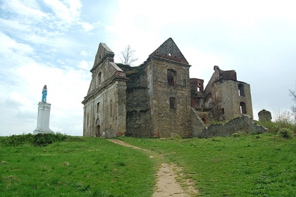 Zagórz - ruiny klasztoru Karmelitów Bosych należą do jednego z najciekawszych zabytków Polski południowo - wschodniej. Bieszczady