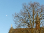Księżyc nad kościołem parafialnym w Jarocinie