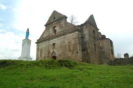 Zagórz - ruiny obronnego klasztoru Karmelitów Bosych (Grób Nieczui). Bieszczady