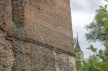 Mury zamkowe a za rogiem wieża kościoła