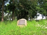 Kamień upamiętniający cmentarz
