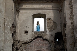 Zagórz - na wzgórzu, zwanym Mariemontem, otoczonym zakolem Osławy, wznoszą się warowne ruiny klasztoru Karmelitów Bosych. Bieszczady