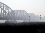 Most Piłsudskiego we mgle