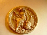 Medalion z kobietą