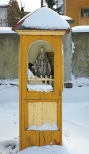 Zaklikw - stara drewniana kapliczka przed kocioem w.Trjcy