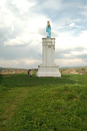 Zagórz - monumentalny obelisk Matki Boskiej przed frontonem ruin kościoła Karmelitów Bosych. Bieszczady