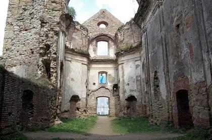 Zagórz - wnętrze ruin klasztoru Karmelitów Bosych. Za chwilę z prawego wejścia do kościoła wychynie duch Nieczui. Bieszczady