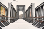 Most kolejowy w Stanach po pierwszym opadzie śniegu