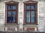 Okna w drewnianym domu