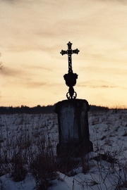 Bieszczadzki Worek - samotny krzyż w Dźwiniaczu Górnym. Bieszczady