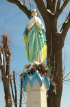 Figura z 1904 roku przy kościele Matki Bożej Szkaplerznej w Stalowej Woli - Rozwadowie