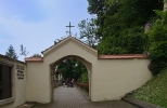 Klasztor w Czernej. Brama cmentarza przyklasztornego.