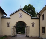 Czerna. Brama na teren dziedzińca klasztornego Karmelitów.