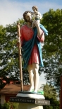 Sarbinowo - figura św. Krzysztofa przed kościołem