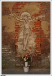 Paradyż - fragment muru klasztornego z figurą Chrystusa