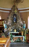 Kalcytowy ołtarz zbudowany na wzór Groty z Lourdes w kościele św. św. Jacka i Marii Magdaleny.