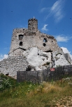 Ruiny zamku rycerskiego w Mirowie.