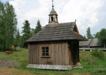 Kapliczka przy drewnianym kociele pw. Matki Boej nienej w Zubrzycy Grnej