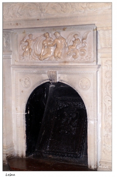 Leśna - wnętrze zamku Czocha: kominek z duchem dziecka