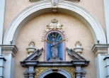 Figura NMP nad wejściem do kościoła pocysterskiego w Rudach.