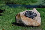 Pamitkowy kamie w parku przyklasztorno-paacowym w Rudach.