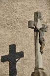 Krzyż przed kościołem w Bielicach
