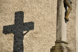 Krzyż przy kościele. Bielice