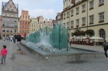 Szklana fontanna na wrocawskim rynku.