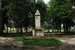 Obelisk w parku. Staszów