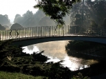 Parkowy mostek