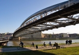 Krakw. Widok na most-kadk przez Wis dla pieszych i rowerzystw.