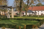Zamek w Starych Tarnowicach zabudowania i park