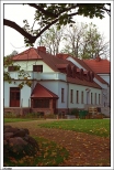 Chotów - klasycystyczny dwór otoczony zabytkowym parkiem z II połowy XVIII w.