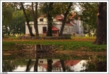 Chotów - klasycystyczny dwór otoczony zabytkowym parkiem z II połowy XVIII w.