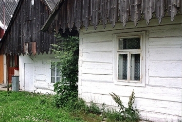 Jaśliska - najstarsze domy (z połowy XIX w.) zachowały się w południowo-zachodniej pierzei rynku (Jaśliski Park Krajobrazowy). Beskid Niski