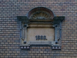 Paac w  Rzuchowie - wmurowana pycina z dat 1888.