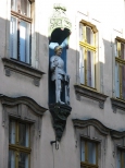 Figura rycerza na elewacji kamienicy przy ul. Most Pauliski